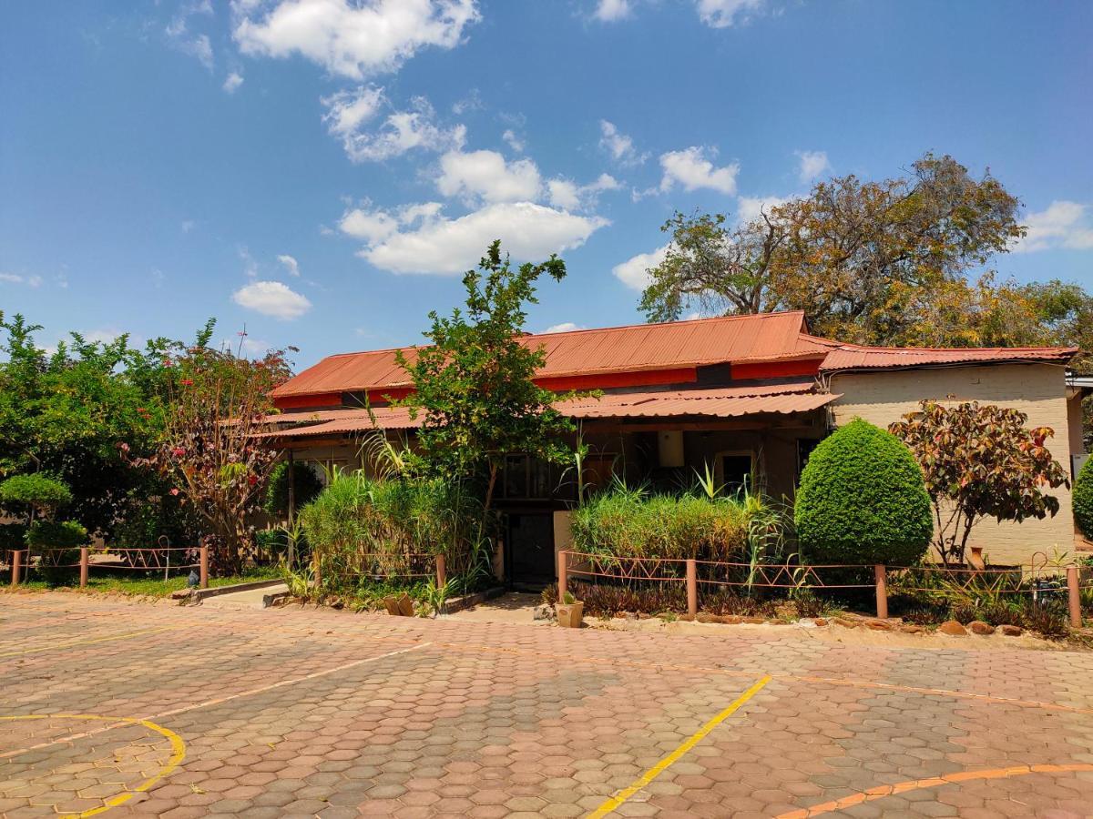 Golden Days Lodge Лівінґстон Екстер'єр фото