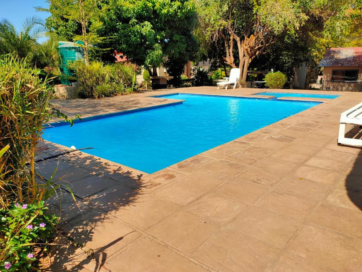 Golden Days Lodge Лівінґстон Екстер'єр фото