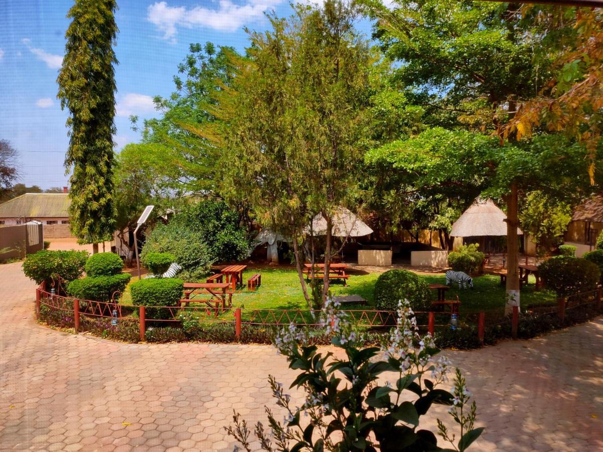 Golden Days Lodge Лівінґстон Екстер'єр фото