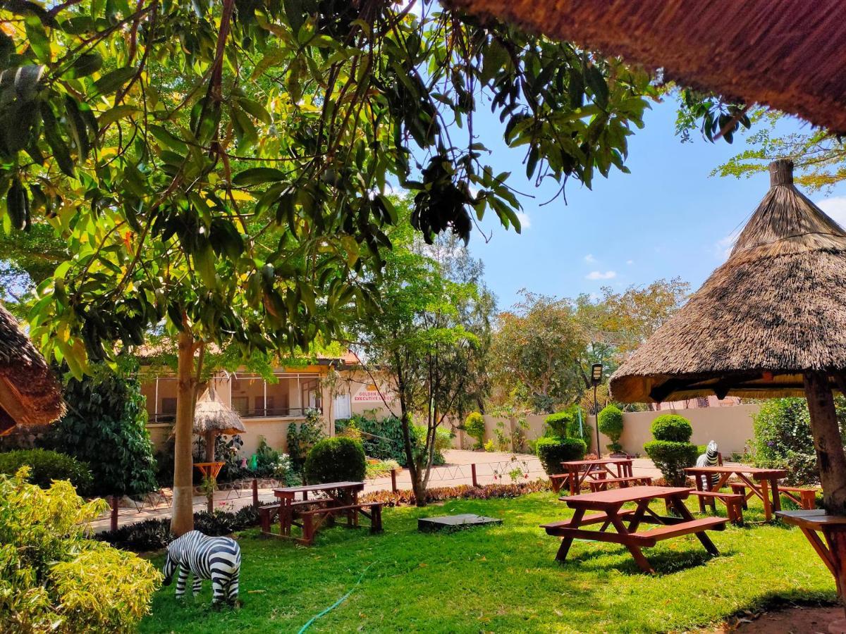 Golden Days Lodge Лівінґстон Екстер'єр фото
