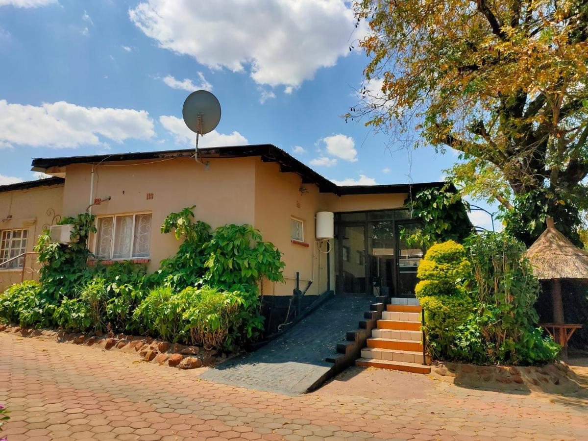 Golden Days Lodge Лівінґстон Екстер'єр фото