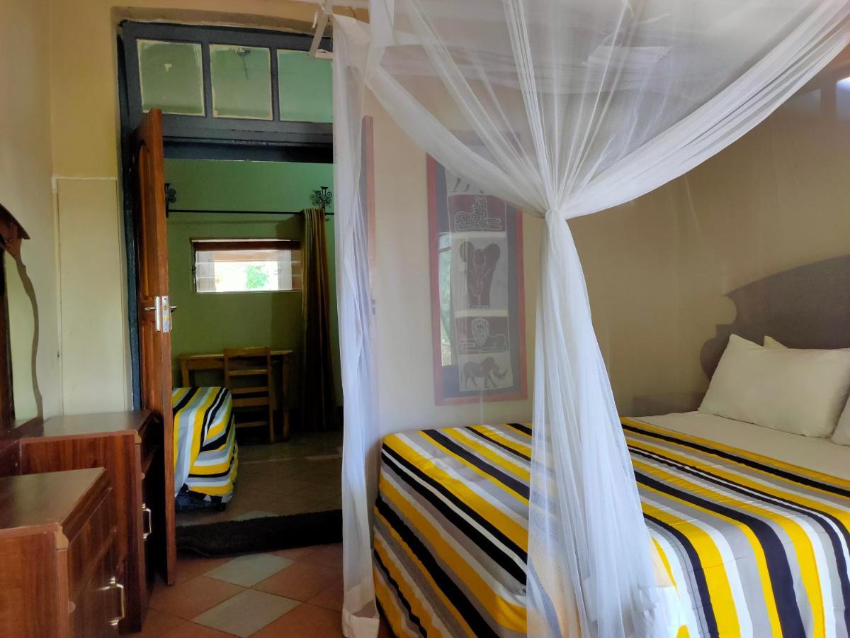 Golden Days Lodge Лівінґстон Екстер'єр фото