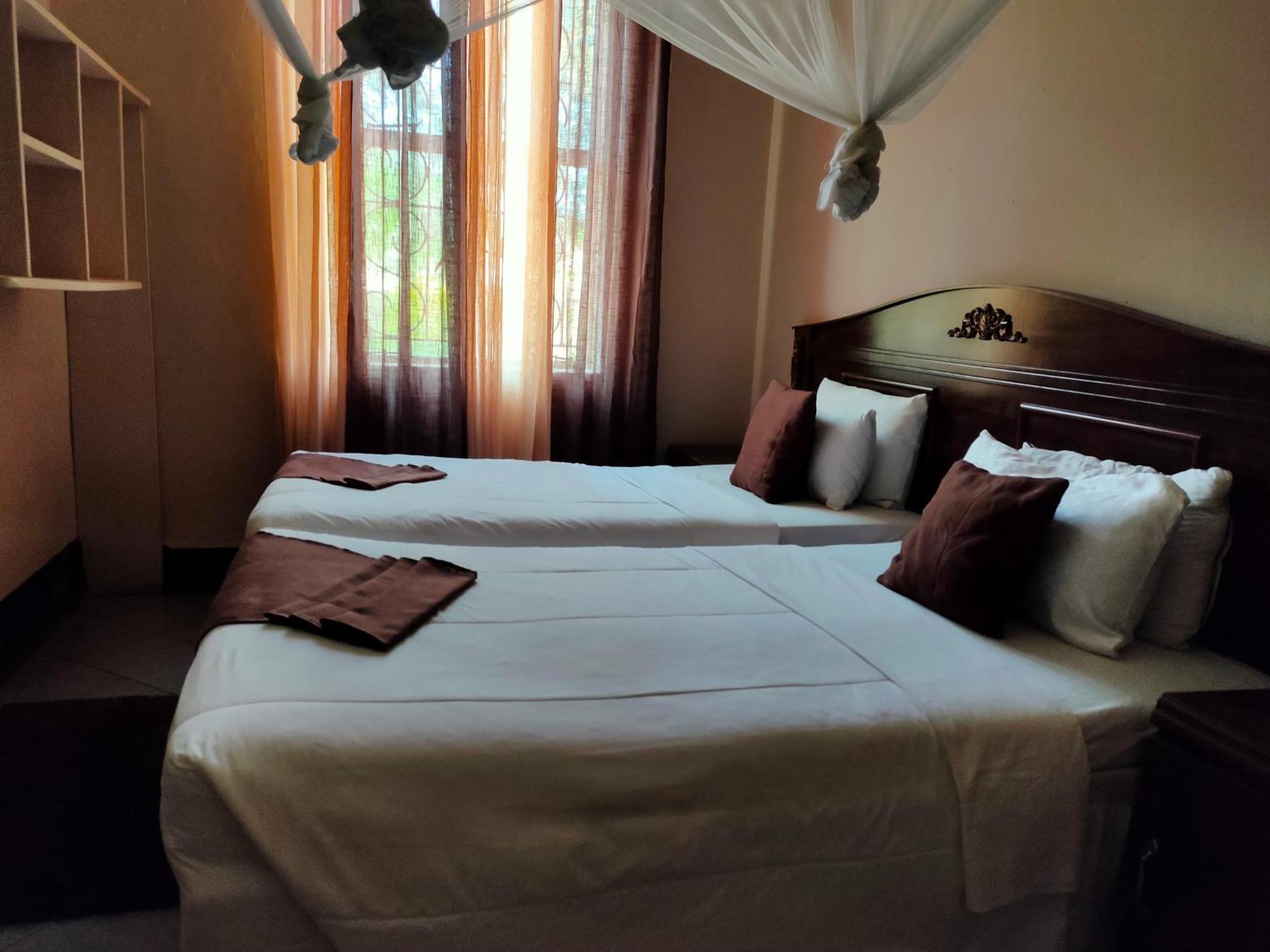 Golden Days Lodge Лівінґстон Екстер'єр фото
