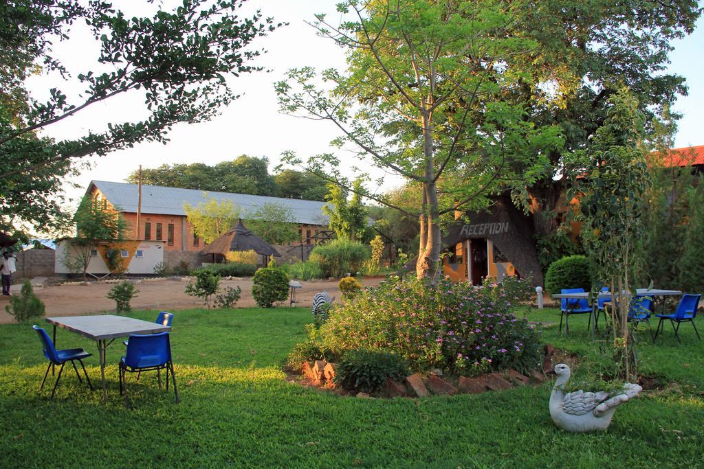 Golden Days Lodge Лівінґстон Екстер'єр фото